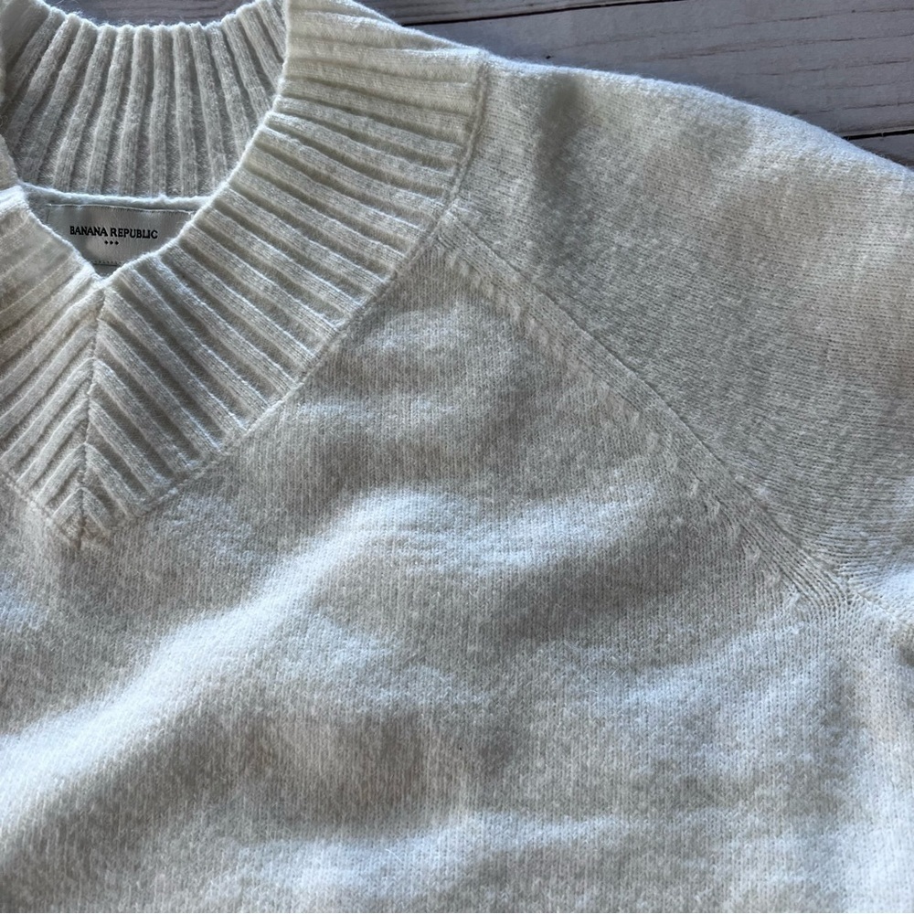 NWT Banana Republic Cozy Alpaca V Neck Sweater in White size Small - Picture 12 of 14